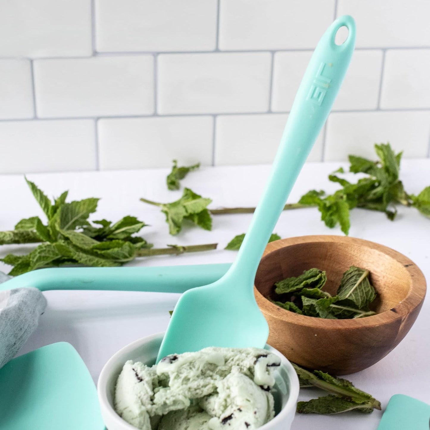 GIR: Get It Right Seamless Silicone Spoonula Spatula - 8-Inch Mini Red - Heat-Resistant up to 425°F - Flexible Edge Scraper for Jars & Bowls - Dishwasher Safe - Silicone Spatula for Cooking