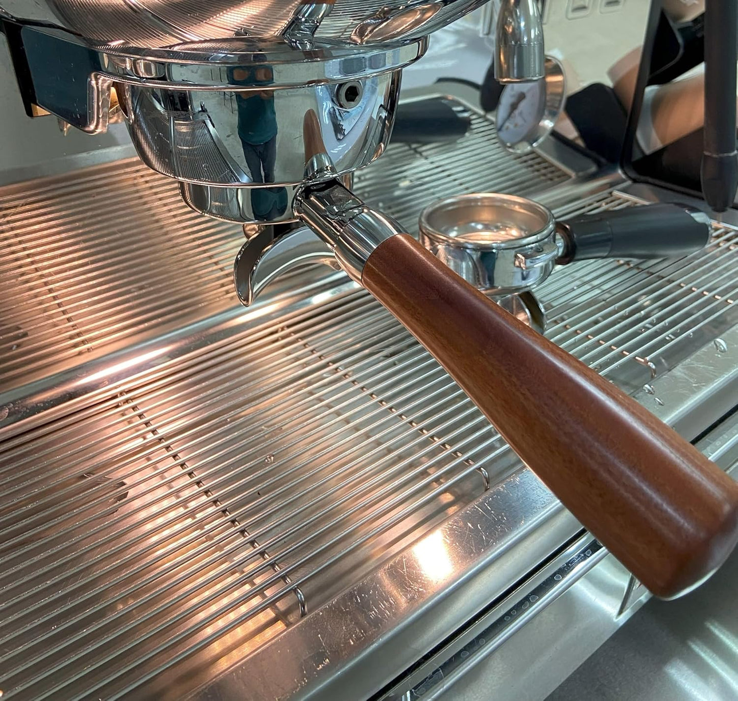 58mm Double Spout Portafilter Compatible with La Marzocco Espresso Machine Stainless Steel Espresso Portafilter with Double Shot Filter Basket Espresso Accessories-Handle Wooden